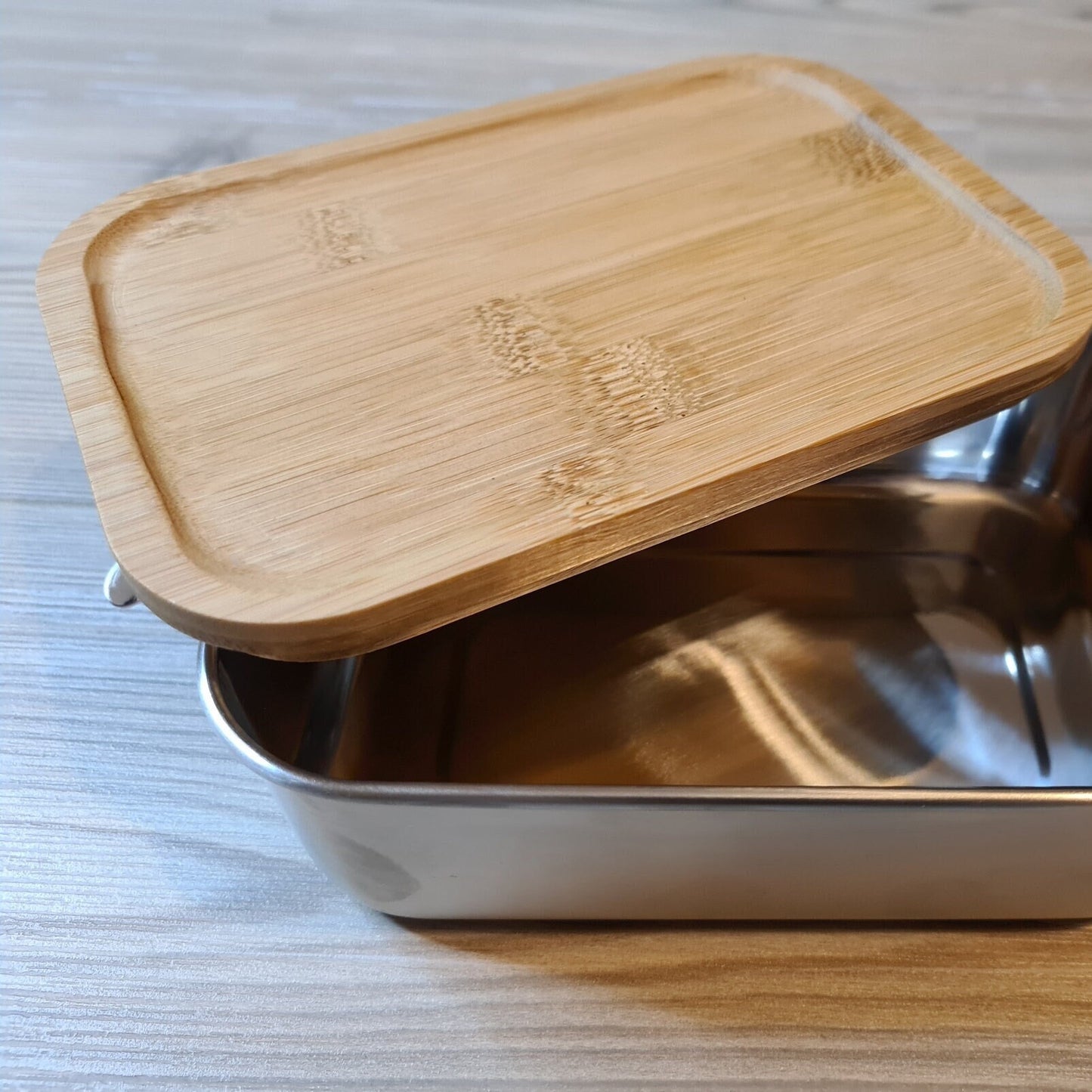 Lunchbox "Dinos" - mit Name personalisiert - aus Edelstahl mit Bambusdeckel - Deisterwerke