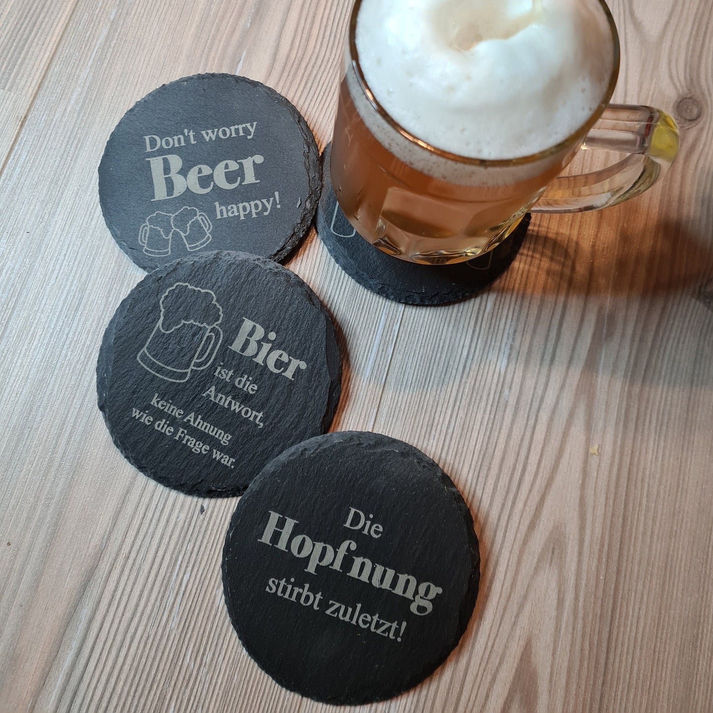 4er Set Schieferuntersetzer mit Bier Sprüchen besondere Geschenkidee für echte Bierliebhaber Geschenk für Präsentkorb oder zur Gutscheinverpackung für eine Brauereibesichtigung oder ein Bier-Tasting bestes Geschenk für Männer