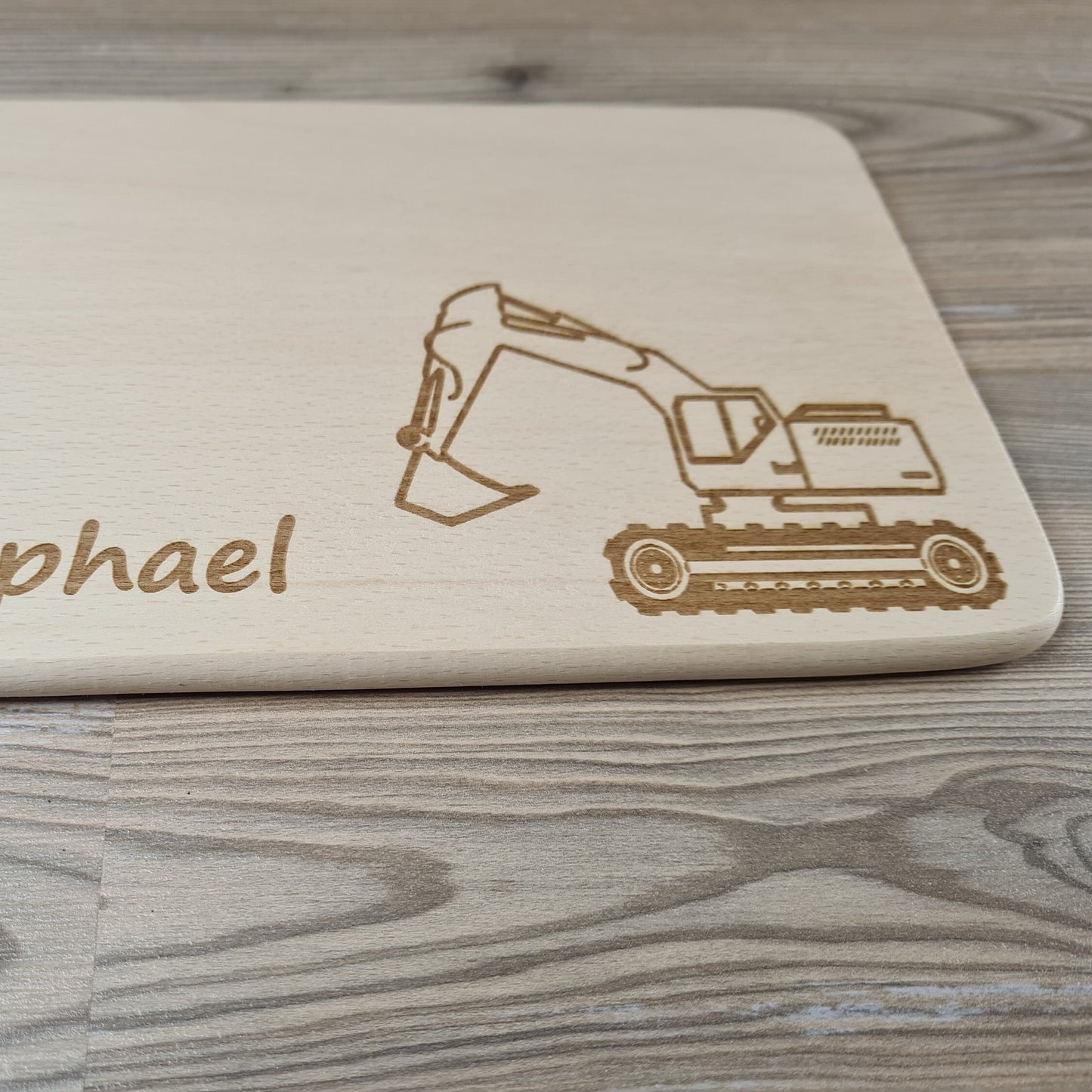 Bagger Brettchen mit Motiv und Name personalisiert dank individueller Gravur Baustelle Baustellenfahrzeug Geschenkidee für Kinder zum Geburtstag Taufe Geburt Buchenbrett Holz verschiedene Schriftarten zur Auswahl