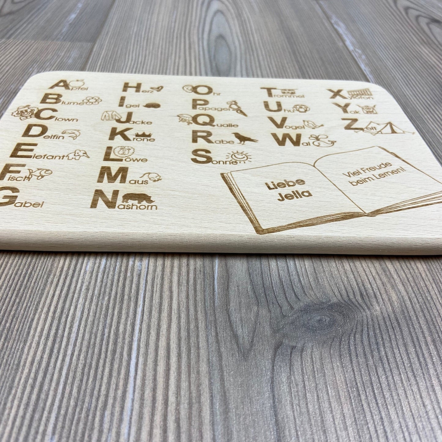 ABC Brettchen Geschenkidee zur Einschulung Schulanfang für Erstklässler Vorschule Vorschulkinder lernen spielerisch das Alphabet zu jedem Buchstaben gibt es ein Wort mit Motiv personalisiert mit Name Detail