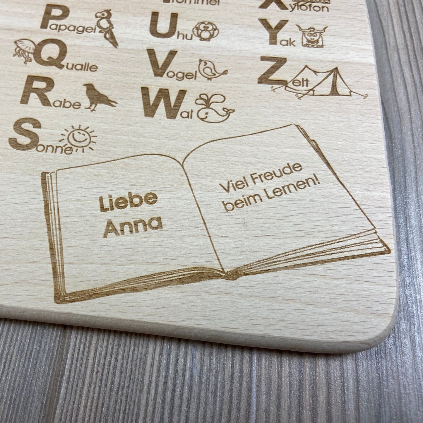 ABC Brettchen Geschenkidee zur Einschulung Schulanfang für Erstklässler Vorschule Vorschulkinder lernen spielerisch das Alphabet zu jedem Buchstaben gibt es ein Wort mit Motiv personalisiert mit Name Detail 2