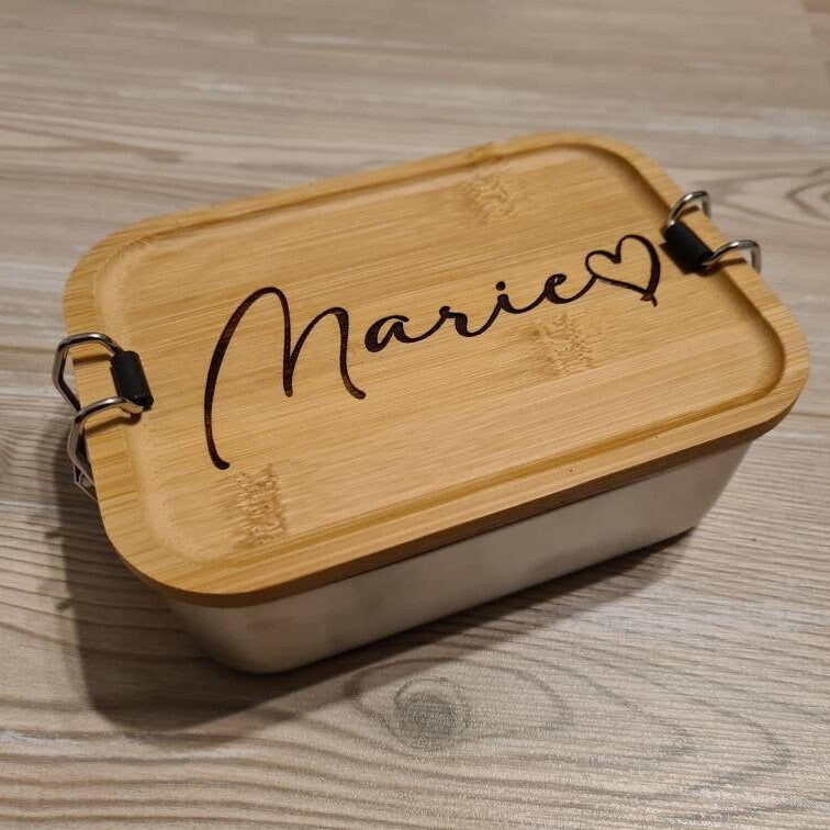 Lunchbox "Name Schreibschrift" aus Edelstahl mit Bambusdeckel, personalisiert mit Name und Wunschmotiv - Deisterwerke