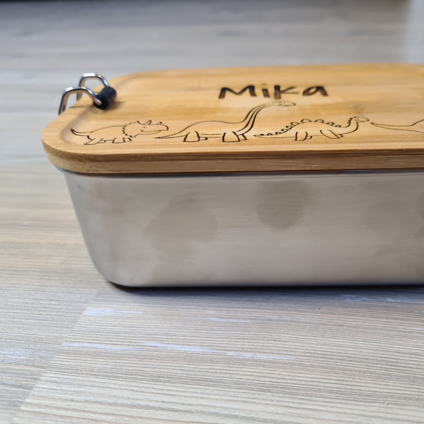 Lunchbox "Dinos" - mit Name personalisiert - aus Edelstahl mit Bambusdeckel - Deisterwerke