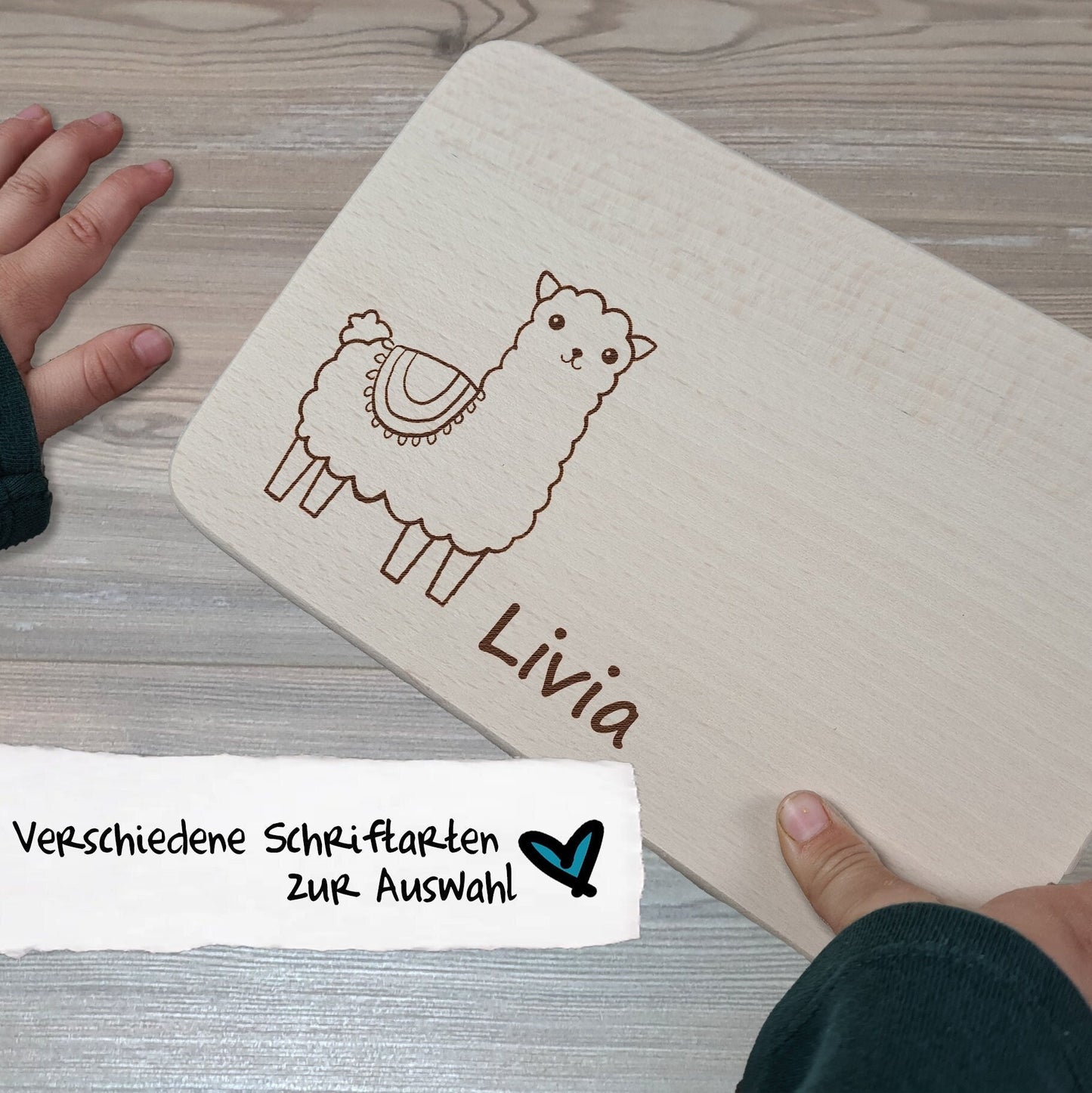 Titelfoto Alpaka Brettchen mit Motiv und Name mit Herz in der Hand personalisiert dank individueller Gravur Affe Zootier Geschenkidee für Kinder zum Geburtstag Taufe Geburt Buchenbrett Holz verschiedene Schriftarten zur Auswahl