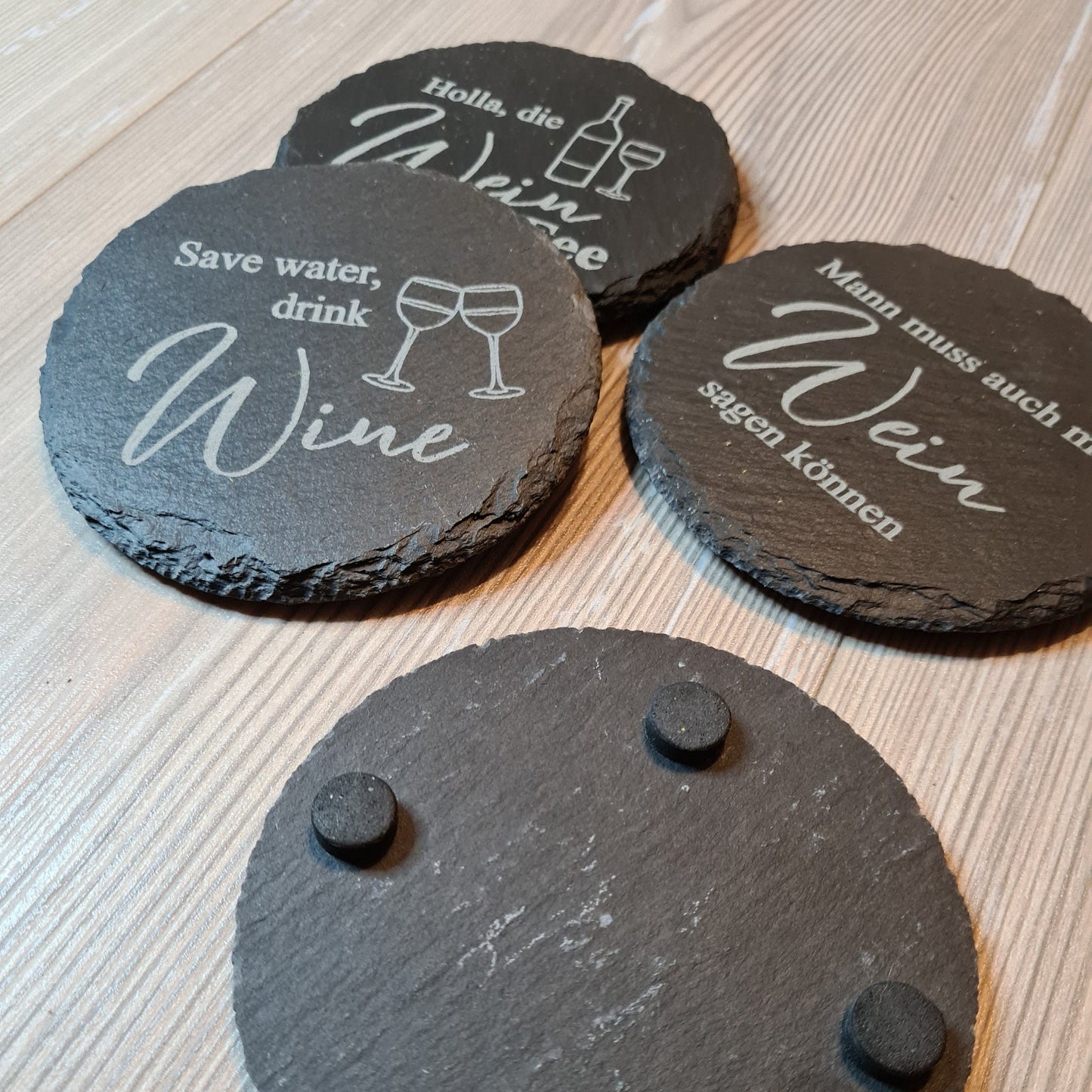 4er Set Schieferuntersetzer zum Thema Wein lustige Sprüche Geschenkidee Präsentkorb Gutschein für Weinprobe Geschenkidee für Weinliebhaber Detailansicht