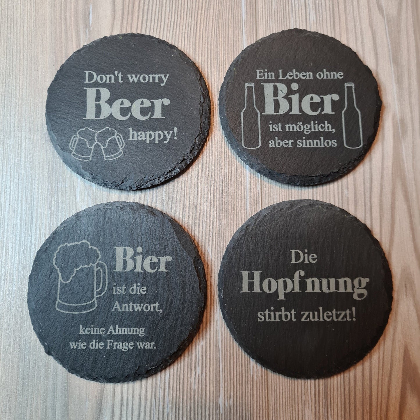 4er Set Schieferuntersetzer mit Bier Sprüchen besondere Geschenkidee für echte Bierliebhaber Geschenk für Präsentkorb oder zur Gutscheinverpackung für eine Brauereibesichtigung oder ein Bier-Tasting bestes Geschenk für Männer Übersicht 4 lustige Sprüche