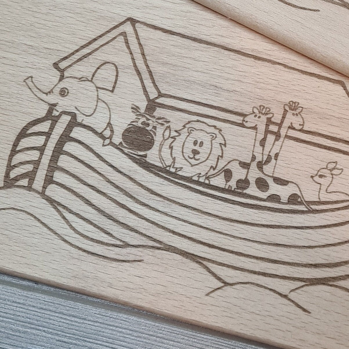 Arche Noah Brettchen mit Motiv und Name personalisiert dank individueller Gravur christliches Geschenk zur Taufe Geschenkidee für Kinder zum Geburtstag Taufe Geburt Buchenbrett Holz verschiedene Schriftarten zur Auswahl Detail1