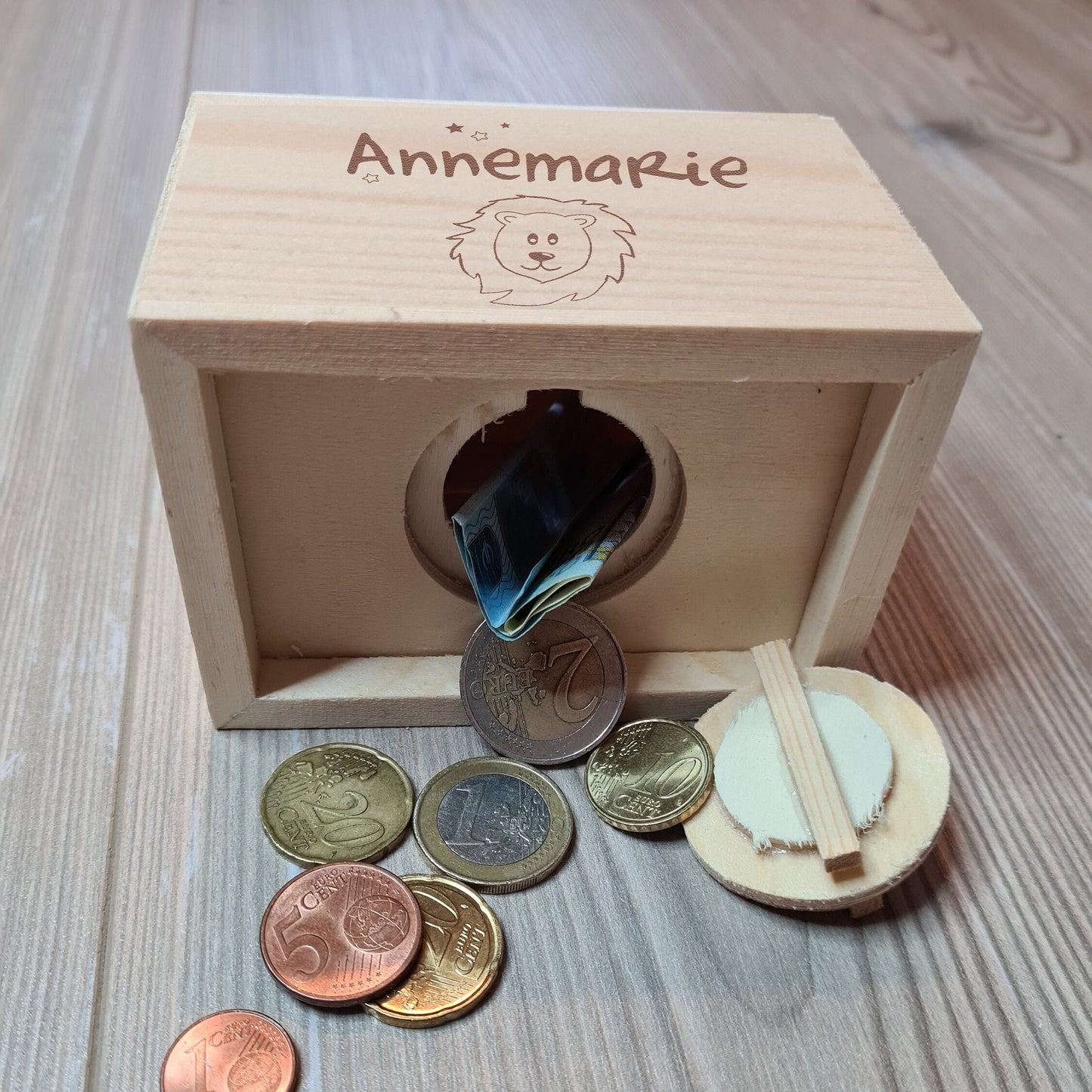 Spardose Truhe "Löwe" - mit Name personalisiert - Deisterwerke