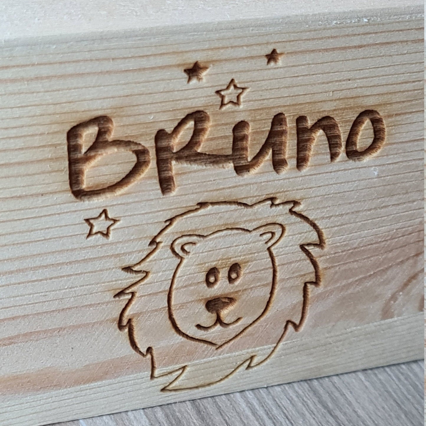 Spardose Truhe "Löwe" - mit Name personalisiert - Deisterwerke
