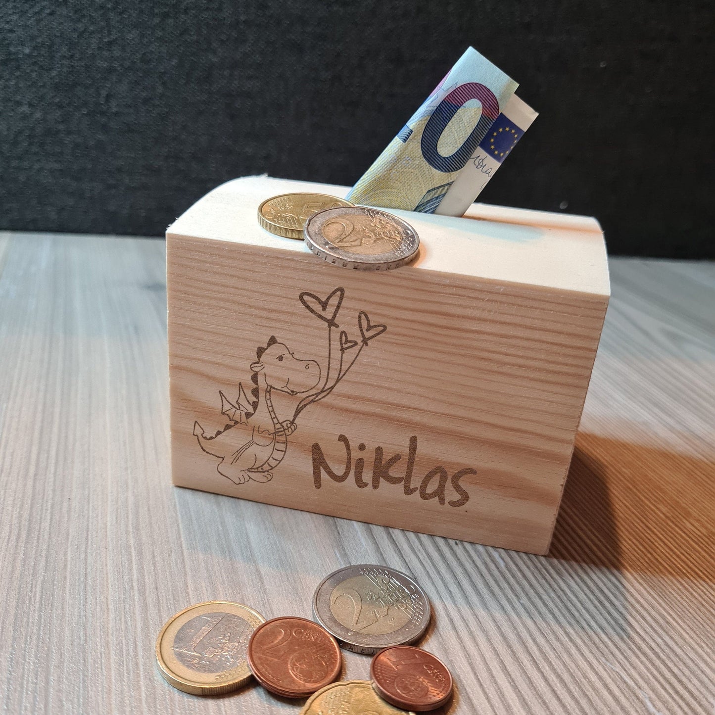 Spardose Truhe "Drache" - mit Name personalisiert - Deisterwerke
