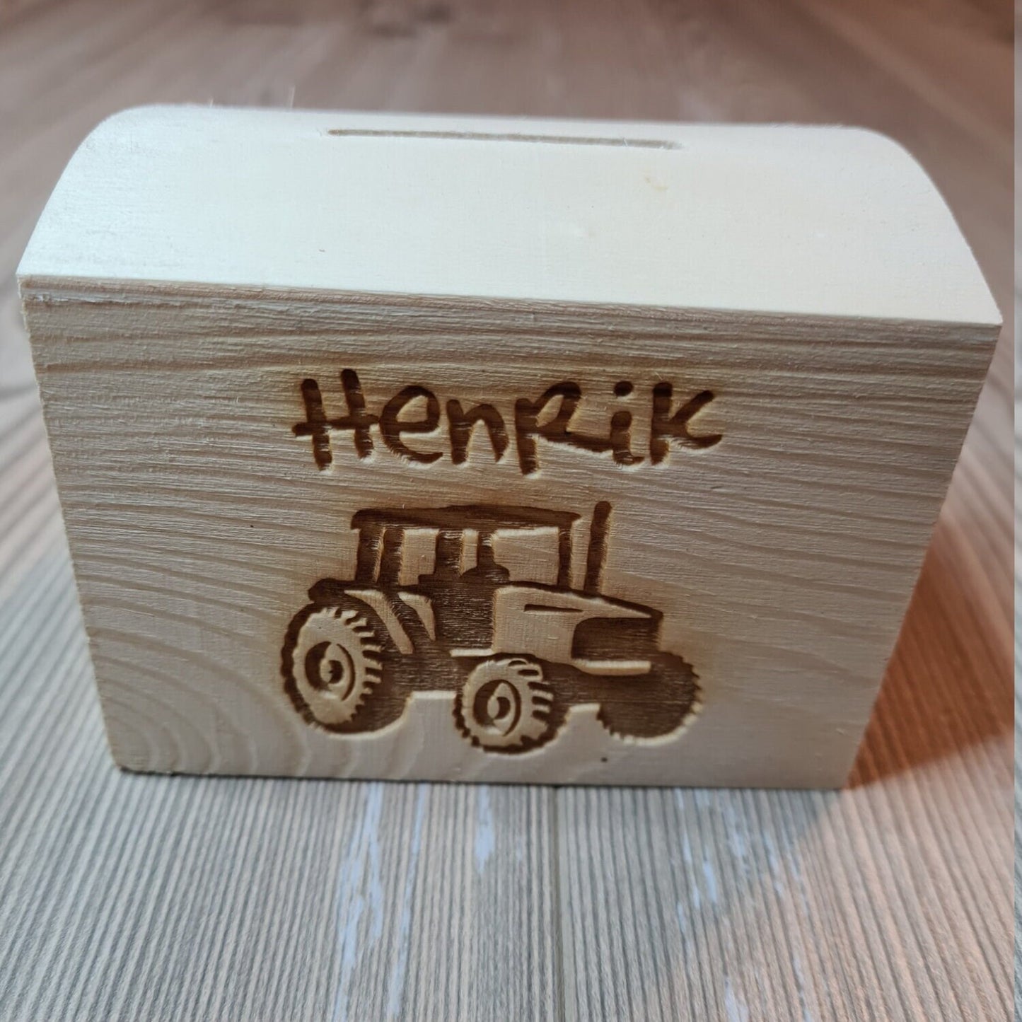 Spardose Truhe "Trecker" - mit Name personalisiert - Deisterwerke