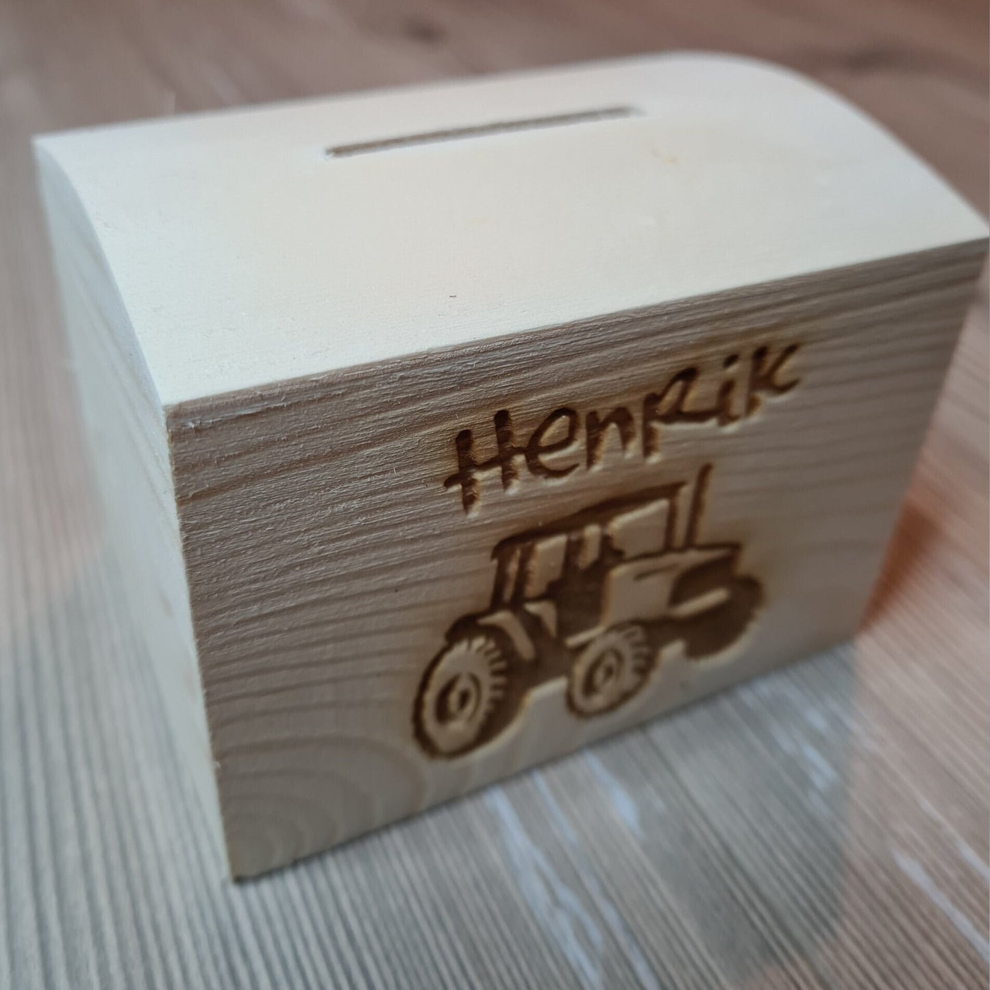 Spardose Truhe "Trecker" - mit Name personalisiert - Deisterwerke
