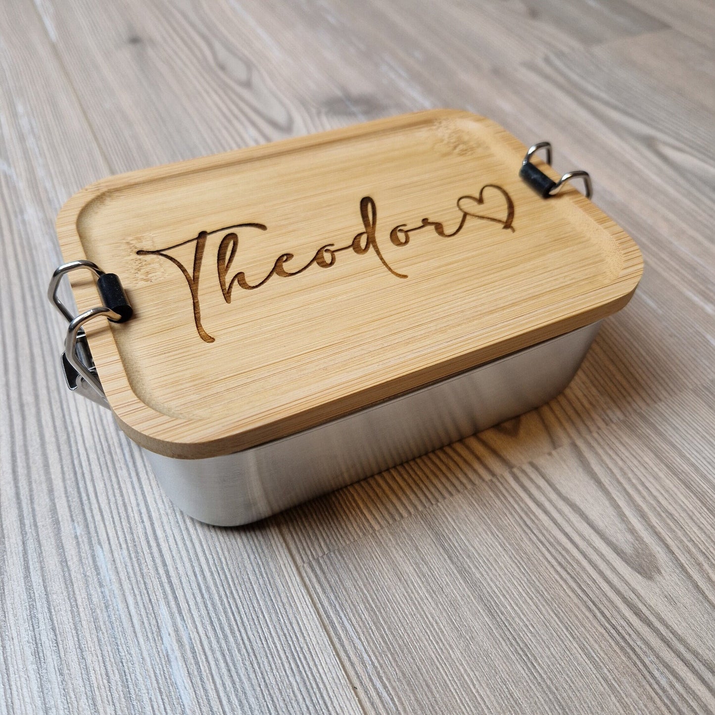 Lunchbox "Name Schreibschrift" aus Edelstahl mit Bambusdeckel, personalisiert mit Name und Wunschmotiv - Deisterwerke