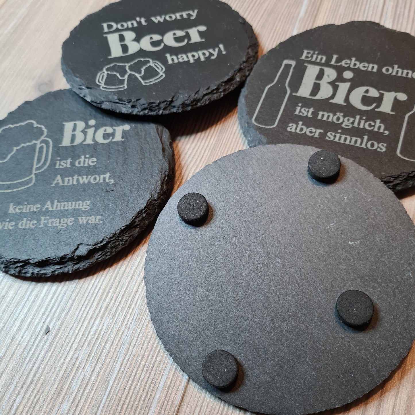 4er Set Schieferuntersetzer mit Bier Sprüchen besondere Geschenkidee für echte Bierliebhaber Geschenk für Präsentkorb oder zur Gutscheinverpackung für eine Brauereibesichtigung oder ein Bier-Tasting bestes Geschenk für Männer Detailbild