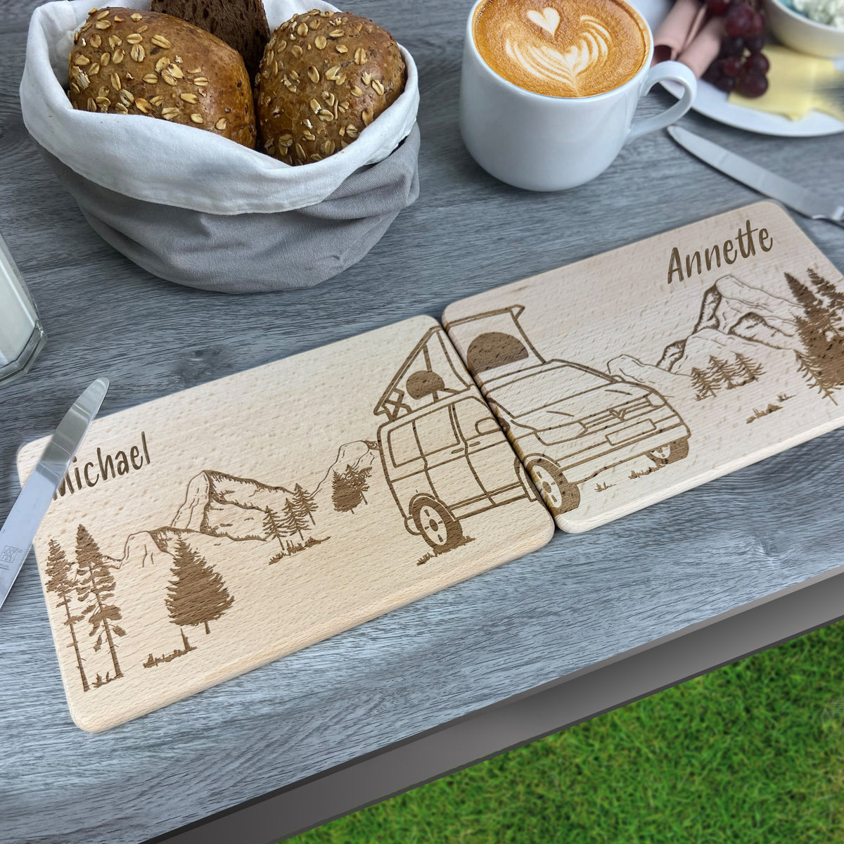 Partnerbrettchen 2er-Set Camper Van Dachzelt in den Bergen - für echte Campingfans - personalisiert mit Namen