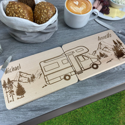 Personalisierte Frühstücksbrettchen 2er Set Wohnmobil in den Bergen, Alkoven mit Bergpanorama