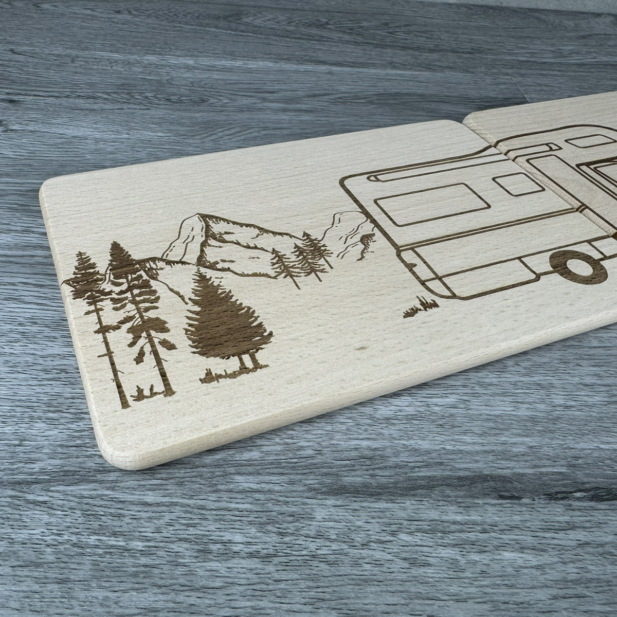 Linke Schrägansicht, Detail Gravur auf Holz Wald, Bäume, Berge mit Wohnmobilmotiv als Geschenk für Paare