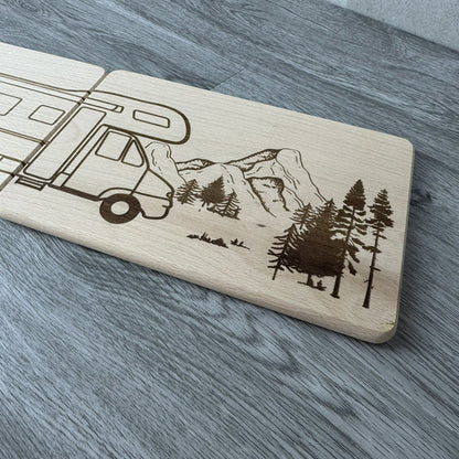 Detailansicht rechtes Brettchen von Partnerbrettchen Wohnmobil Alkoven mit Bergen als Geschenk für Camper
