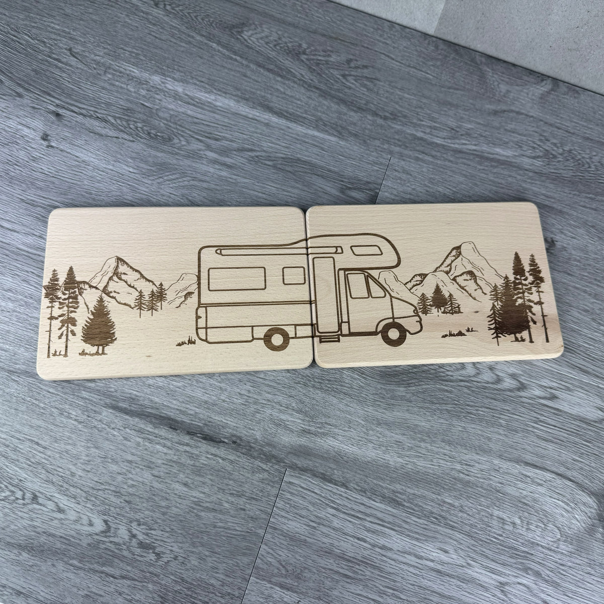 Gesamtansicht Partnerbrettchen Wohnmobil mit Alkoven mit Berge als Hintergrund, auf Buchenholzbrettchen graviert
