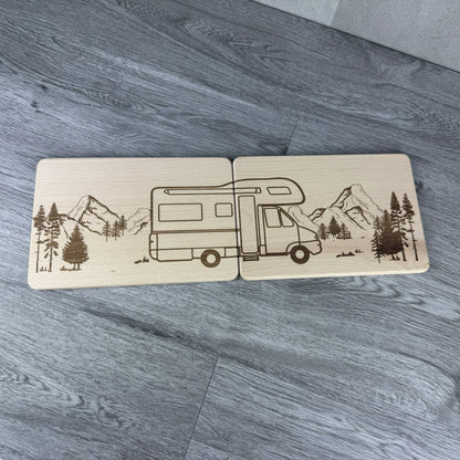 Gesamtansicht Partnerbrettchen Wohnmobil mit Alkoven mit Berge als Hintergrund, auf Buchenholzbrettchen graviert