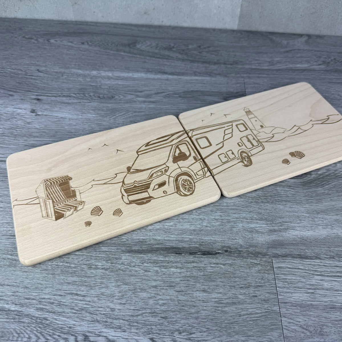 Schrägansicht Brettchen-Set Paargeschenk Wohnmobil am Meer