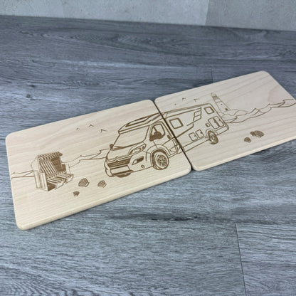 Schrägansicht Brettchen-Set Paargeschenk Wohnmobil am Meer
