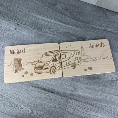 2er Set Frühstücksbrettchen graviert mit Namen und Wohnmobil mit Meer und Leuchtturm und Strandkorb im Hintergrund