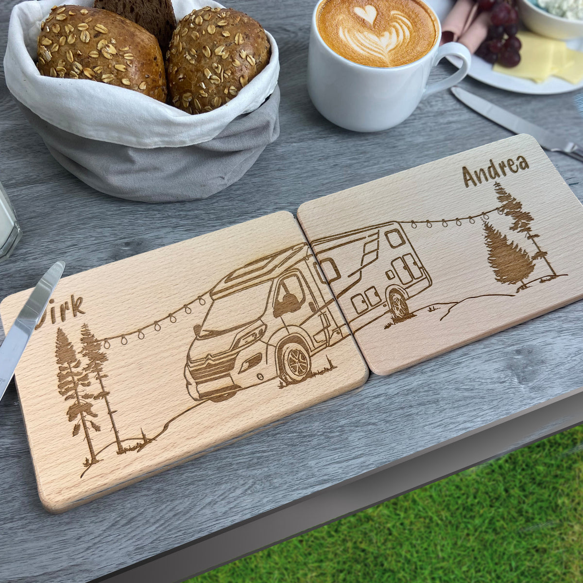 Personalisierte Frühstücksbrettchen 2er Set für Paare, Wohnmobil mit Lichterkette im Wald