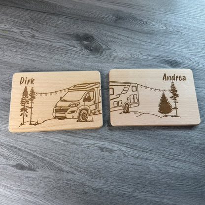 Geschenkidee für Paar, 2er Set Brettchen mit Wohnmobil Lichterketten und Wald, personalisiert mit Namen