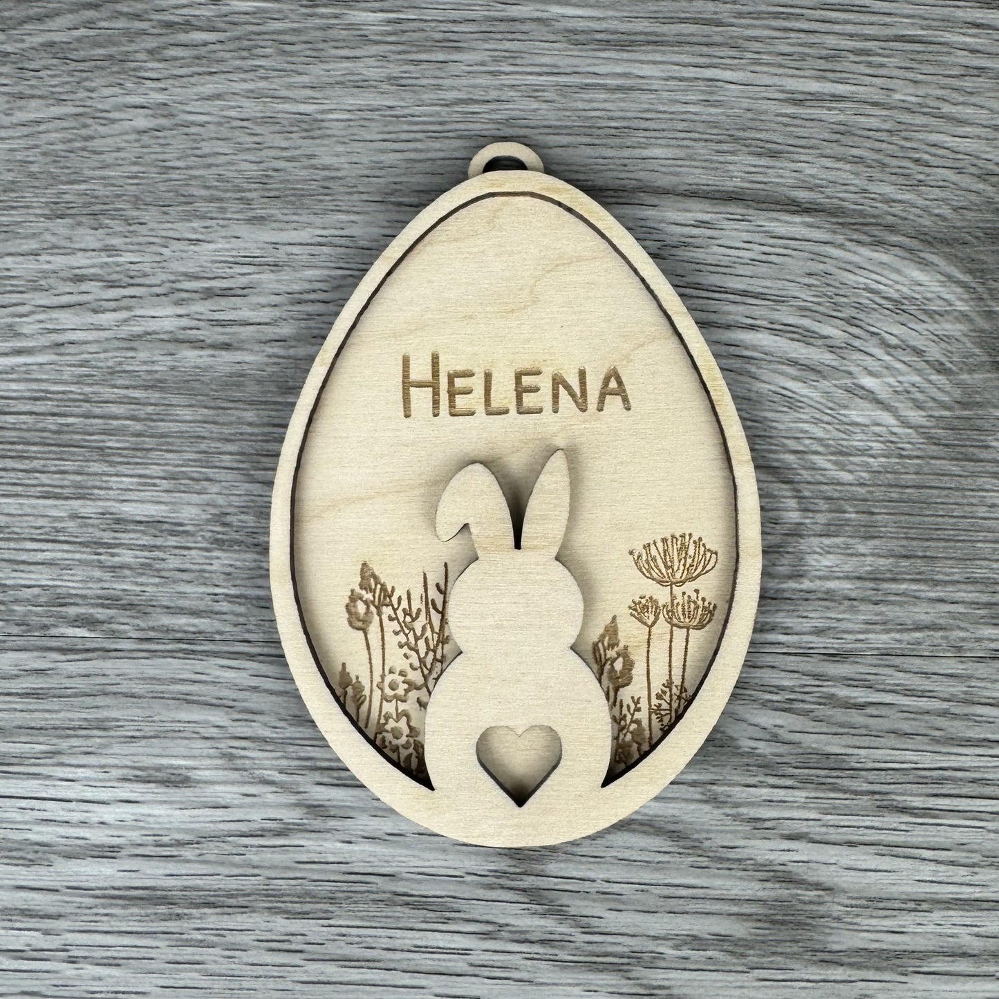 Ansicht ohne Dekoration - Osteranhänger Blumenwiese mit Hase, individuell personalisierbar oder mit dem Text Frohe Ostern Gravur aus Holz, Lasergravur