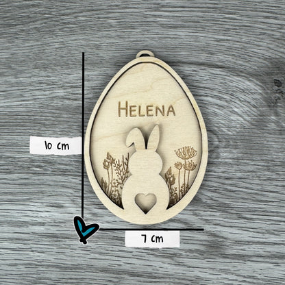 Größenangaben, Dekoanhänger Hase auf Blumenwiese, mit Name personalisiert oder mit dem Text Frohe Ostern Gravur aus Holz, Lasergravur