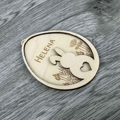 Schrägansicht - Osteranhänger Hase auf Blumenwiese, mit Name personalisiert oder mit dem Text Frohe Ostern Gravur aus Holz, Lasergravur