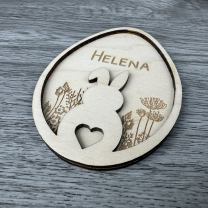 Seitenansicht Osteranhänger Hase auf Blumenwiese, mit Name personalisiert oder mit dem Text Frohe Ostern Gravur aus Holz, Lasergravur