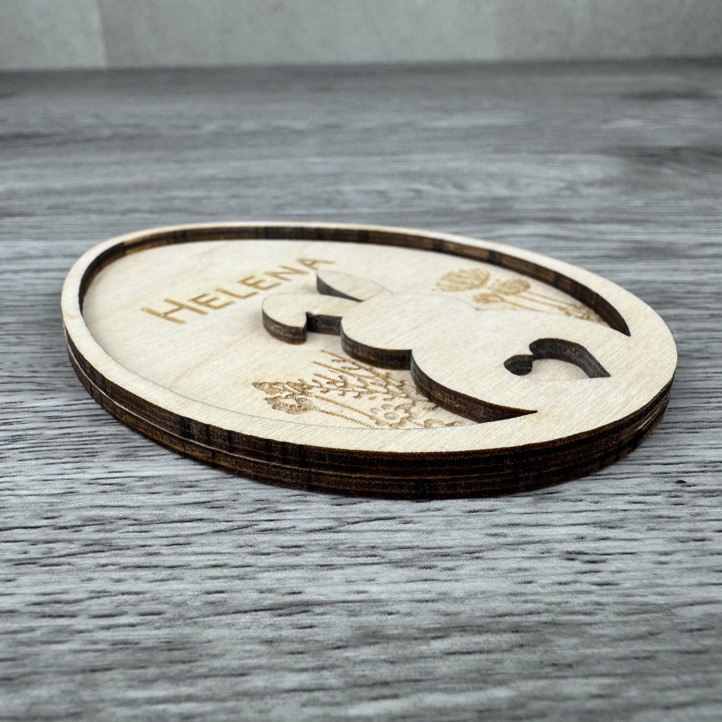 Seitenansicht - Dekoanhänger Osterhase Blumenwiese, mit Name personalisiert oder mit dem Text Frohe Ostern Gravur aus Holz, Lasergravur