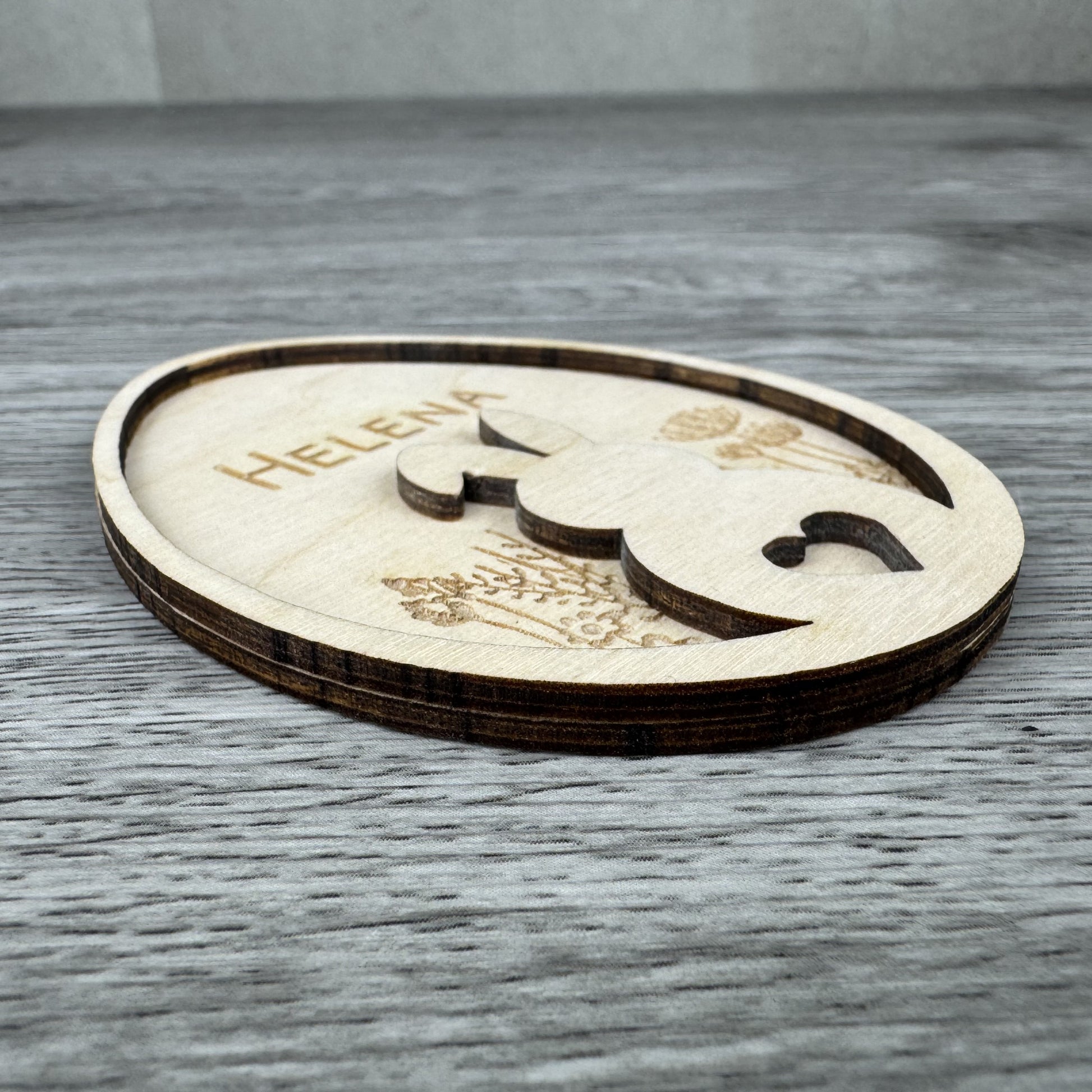 Seitenansicht - Dekoanhänger Osterhase Blumenwiese, mit Name personalisiert oder mit dem Text Frohe Ostern Gravur aus Holz, Lasergravur