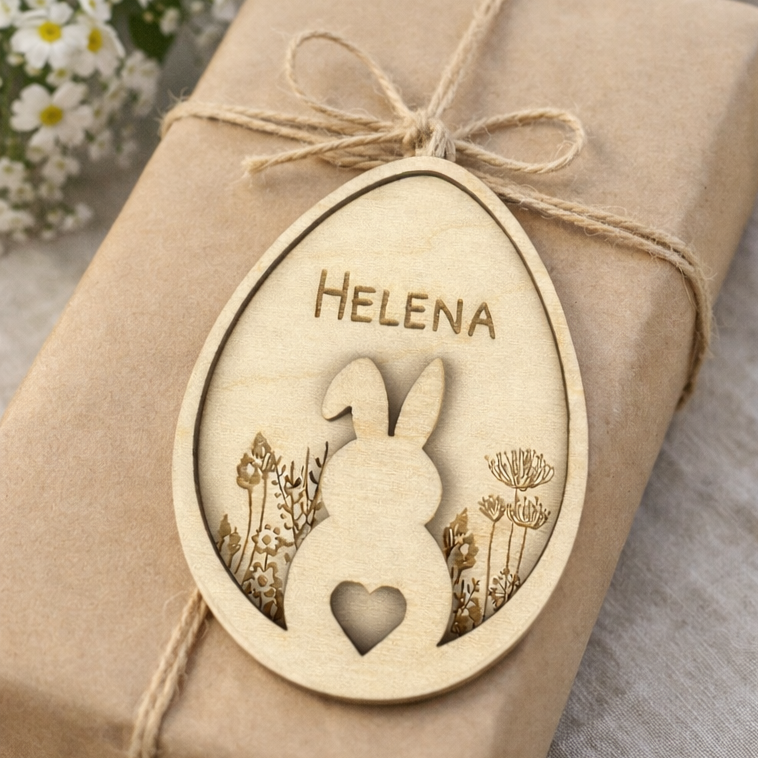 Osteranhänger Hase auf Blumenwiese, mit Name personalisiert oder mit dem Text Frohe Ostern Gravur aus Holz, Lasergravur