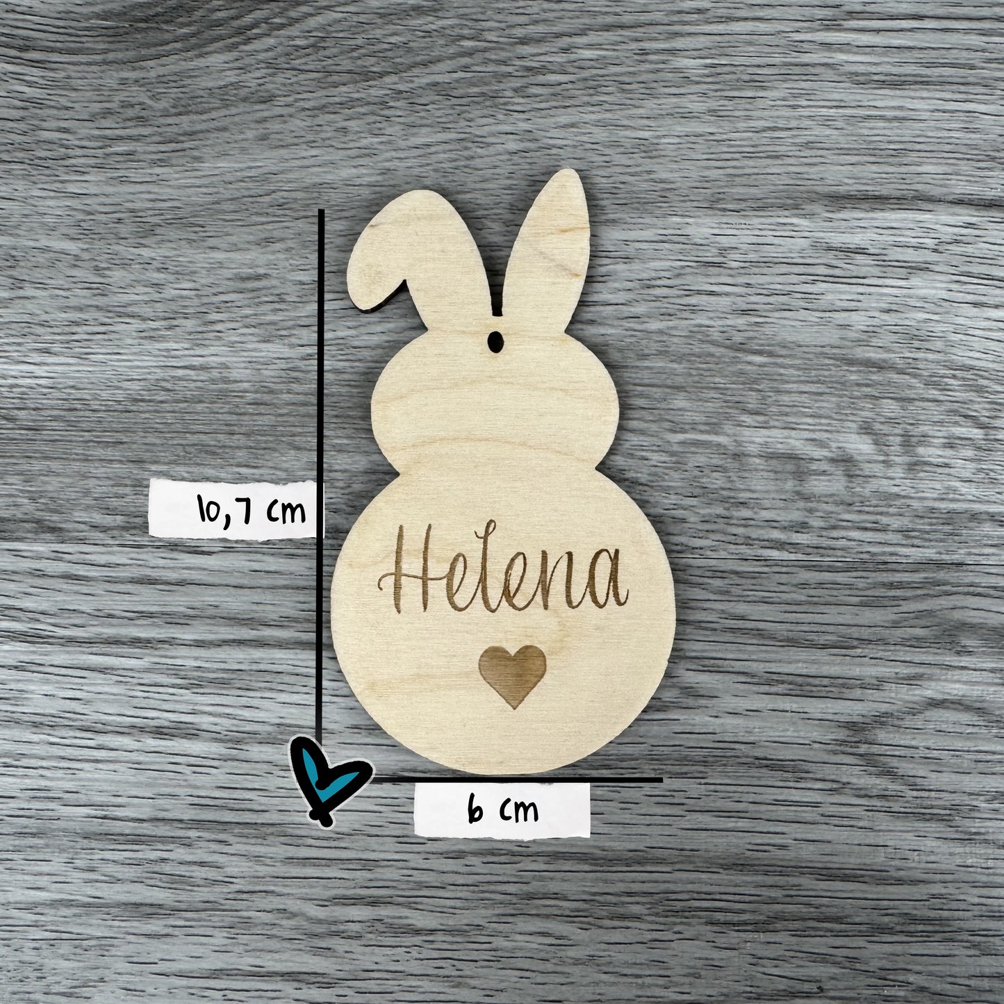 Größe: 6x10,7 cm - Osteranhänger in Hasenform, personalisiert mit Name - Osterdeko am Tisch, Geschenkanhänger oder an ein Osterkörbchen gebunden. Eine schöne persönliche Geschenkidee