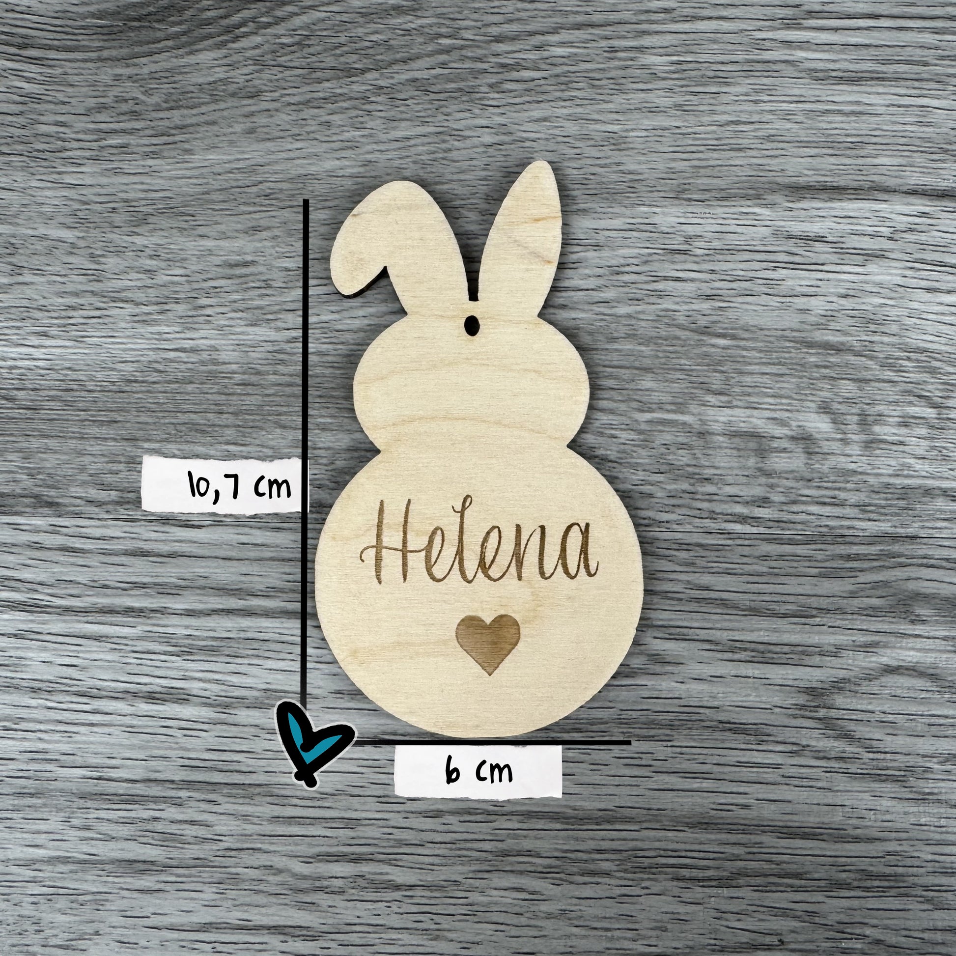 Größe: 6x10,7 cm - Osteranhänger in Hasenform, personalisiert mit Name - Osterdeko am Tisch, Geschenkanhänger oder an ein Osterkörbchen gebunden. Eine schöne persönliche Geschenkidee