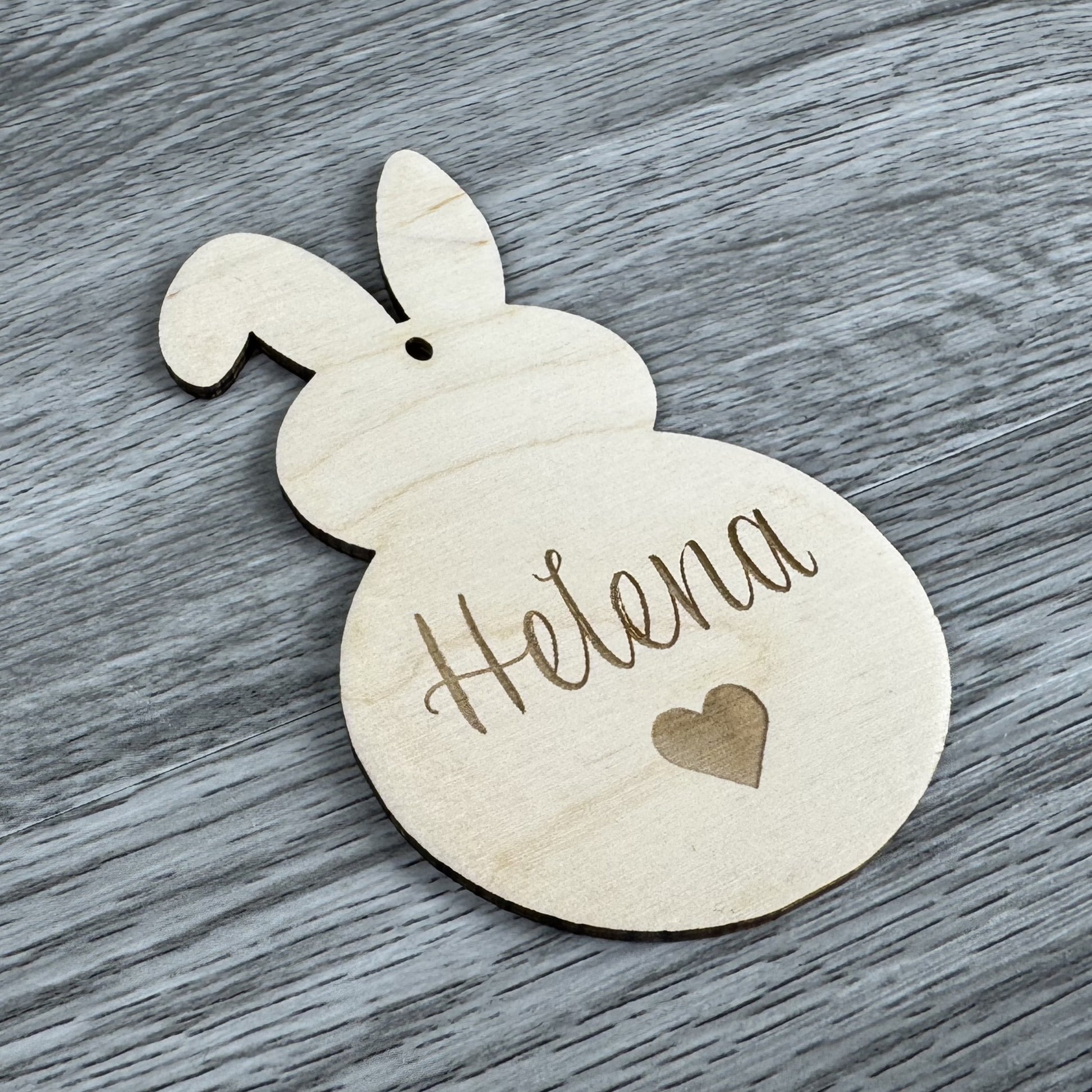 liegende Ansicht leicht schräg - Osteranhänger in Hasenform, personalisiert mit Name - Osterdeko am Tisch, Geschenkanhänger oder an ein Osterkörbchen gebunden. Eine schöne persönliche Geschenkidee