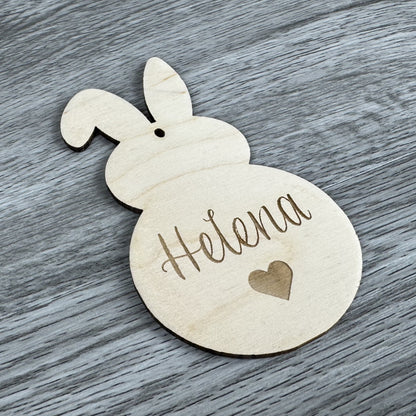 liegende Ansicht leicht schräg - Osteranhänger in Hasenform, personalisiert mit Name - Osterdeko am Tisch, Geschenkanhänger oder an ein Osterkörbchen gebunden. Eine schöne persönliche Geschenkidee