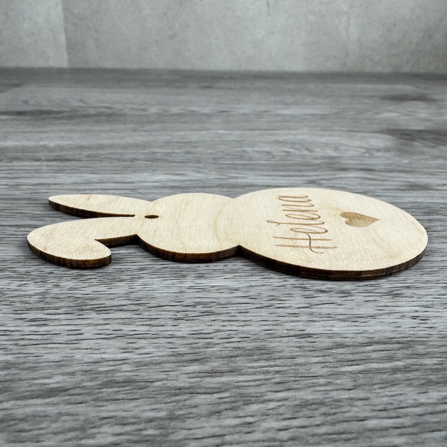 Seitenansicht - Osteranhänger in Hasenform, personalisiert mit Name - Osterdeko am Tisch, Geschenkanhänger oder an ein Osterkörbchen gebunden. Eine schöne persönliche Geschenkidee