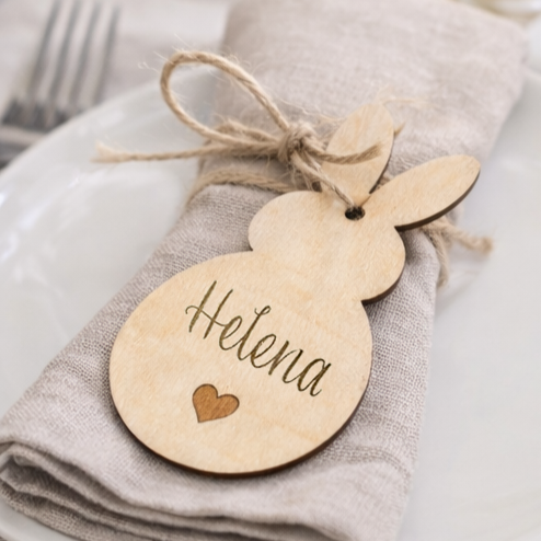 Dekobeispiel Platzteller Dekoanhänger personalisiert zu Ostern - für das Osterkörbchen, Osternest, Geschenkanhänger