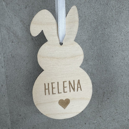 hängende Ansicht Vorderansicht - Osteranhänger in Hasenform, personalisiert mit Name - Osterdeko am Tisch, Geschenkanhänger oder an ein Osterkörbchen gebunden. Eine schöne persönliche Geschenkidee