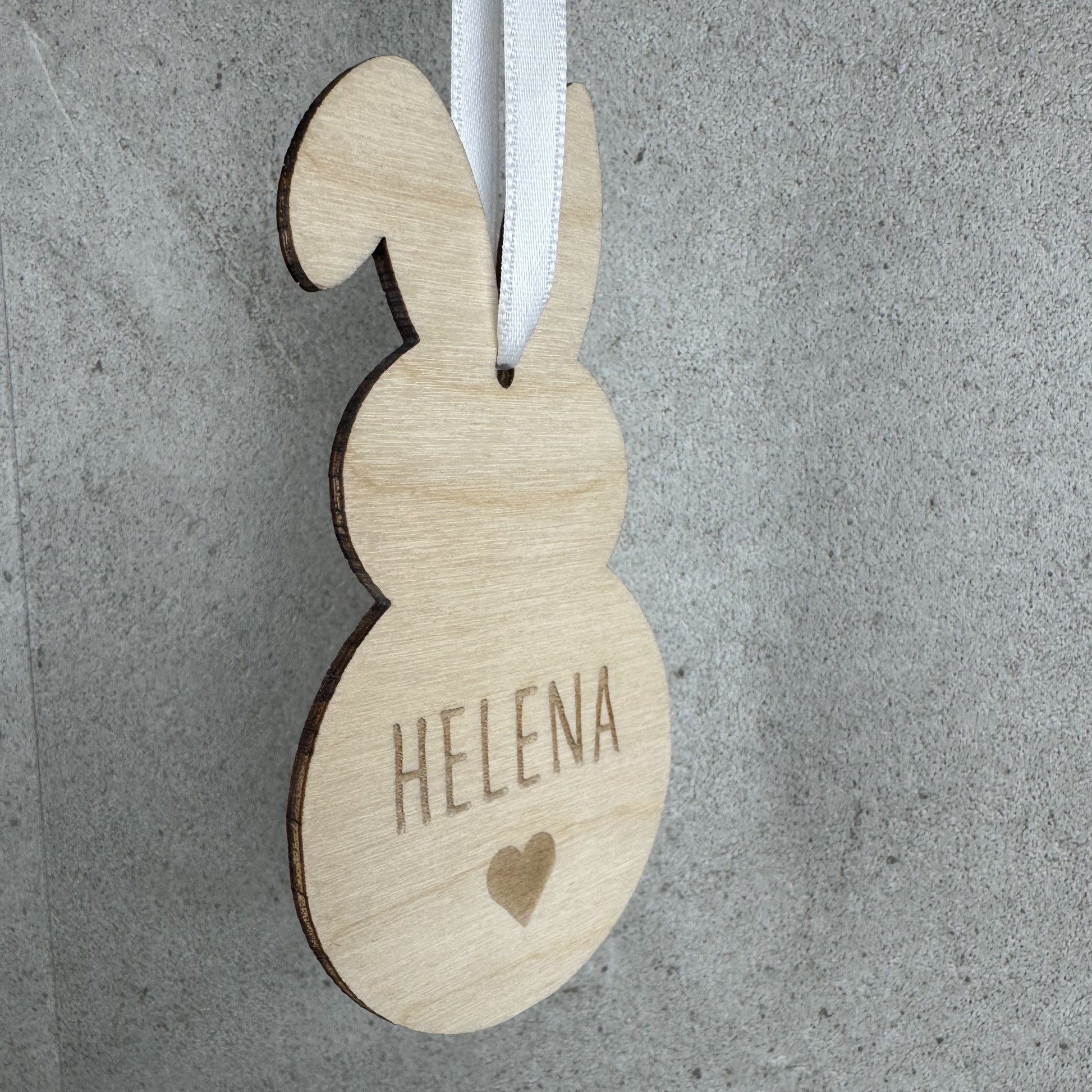 hängende Ansicht Seite - Osteranhänger in Hasenform, personalisiert mit Name - Osterdeko am Tisch, Geschenkanhänger oder an ein Osterkörbchen gebunden. Eine schöne persönliche Geschenkidee