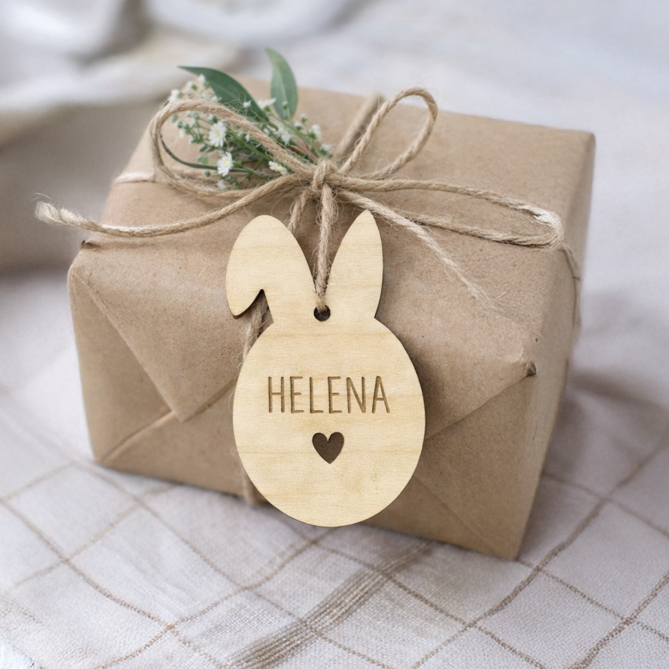 Dekobeispiel Geschenk - Osteranhänger Hasenohren, mit Name personalisiert, Anhänger für Osterkörbchen, Osternest namentlich kennzeichnen, Geschenkanhänger oder als Platzdeko auf einem Osterbrunchtisch, einem österlich gedeckten Tisch