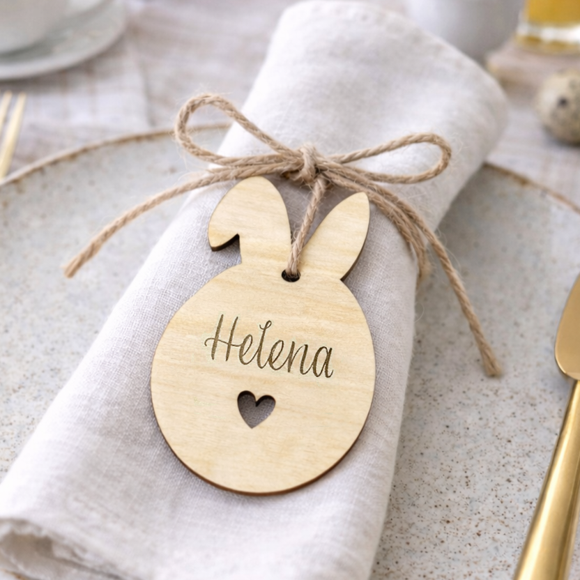 Dekobeispiel Platzteller - Osteranhänger Hasenohren, mit Name personalisiert, Anhänger für Osterkörbchen, Osternest namentlich kennzeichnen, Geschenkanhänger oder als Platzdeko auf einem Osterbrunchtisch, einem österlich gedeckten Tisch