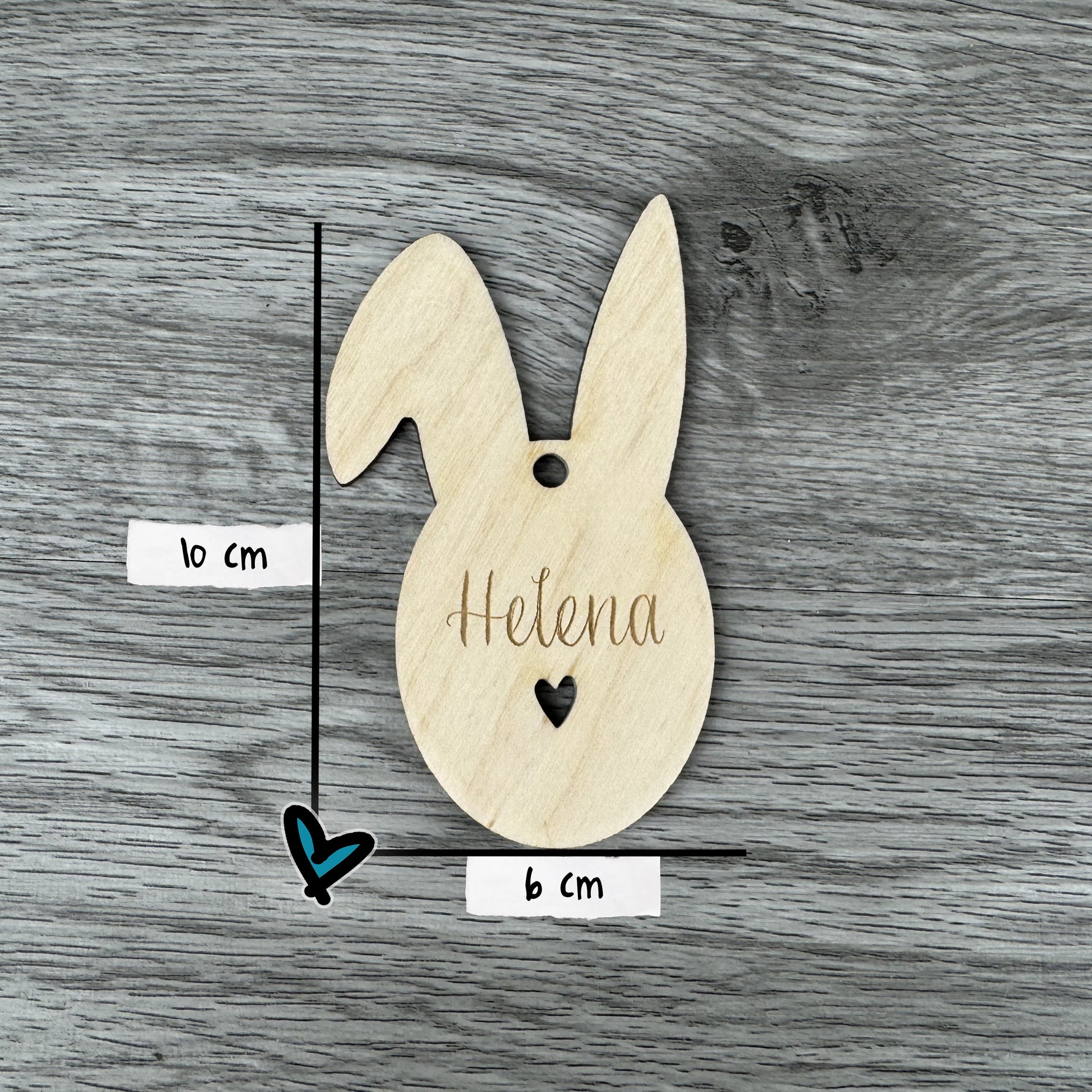 Größe: 10x6 cm - Osteranhänger Hasenohren, mit Name personalisiert, Anhänger für Osterkörbchen, Osternest namentlich kennzeichnen, Geschenkanhänger oder als Platzdeko auf einem Osterbrunchtisch, einem österlich gedeckten Tisch