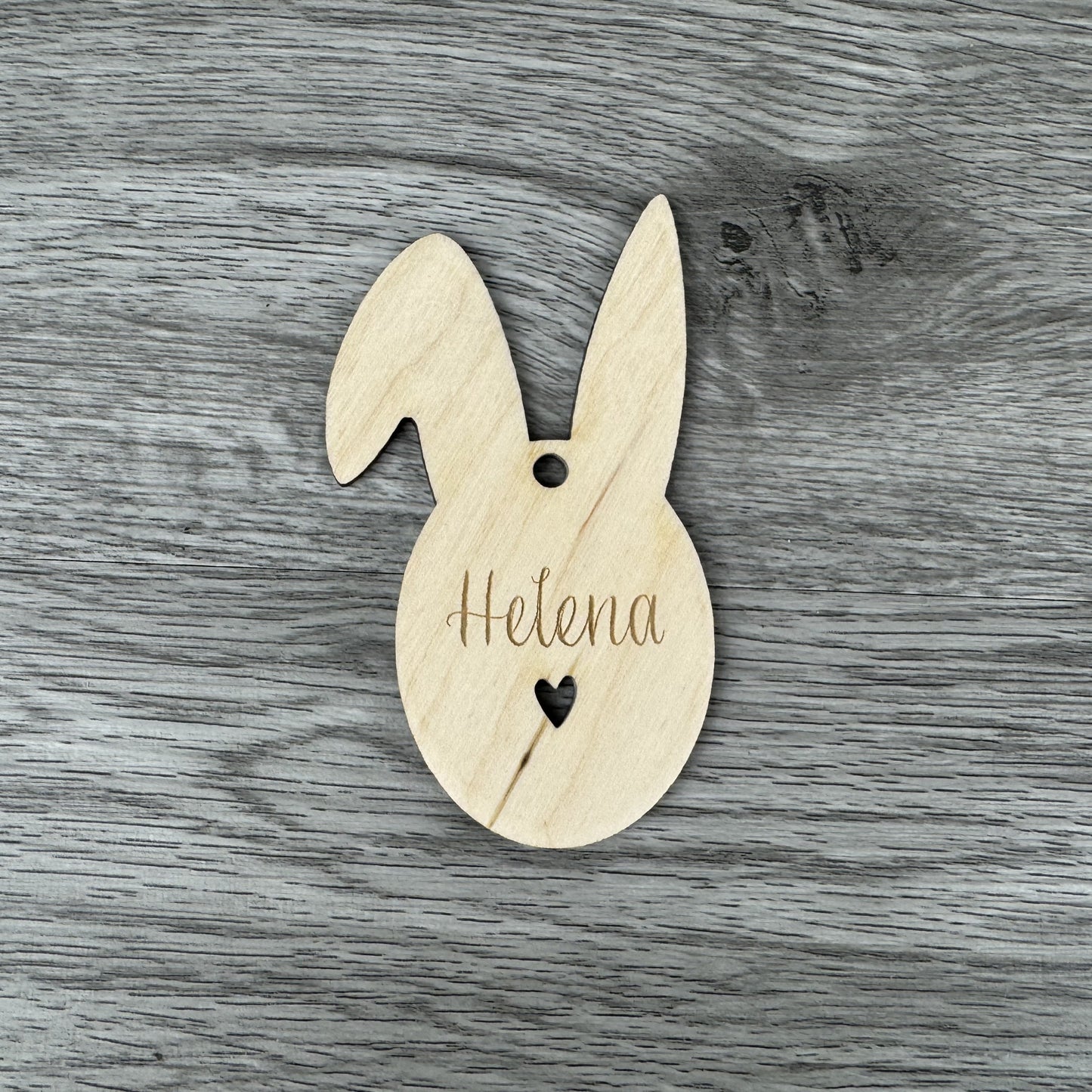 Vordernansicht Schreibschrift - Osteranhänger Hasenohren, mit Name personalisiert, Anhänger für Osterkörbchen, Osternest namentlich kennzeichnen, Geschenkanhänger oder als Platzdeko auf einem Osterbrunchtisch, einem österlich gedeckten Tisch