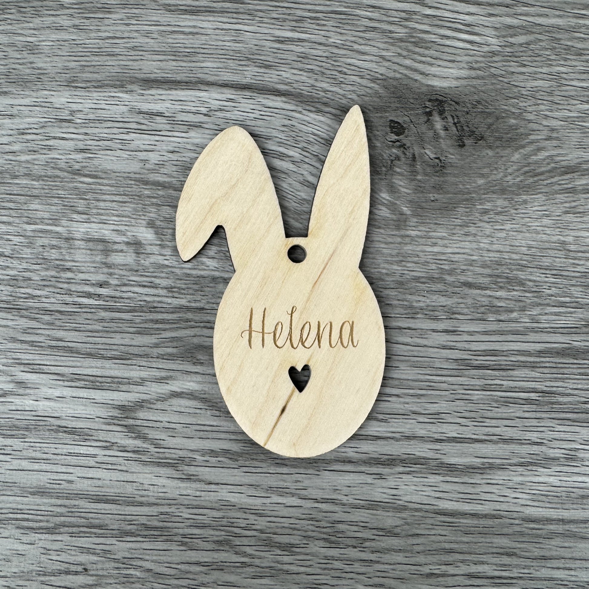 Vordernansicht Schreibschrift - Osteranhänger Hasenohren, mit Name personalisiert, Anhänger für Osterkörbchen, Osternest namentlich kennzeichnen, Geschenkanhänger oder als Platzdeko auf einem Osterbrunchtisch, einem österlich gedeckten Tisch