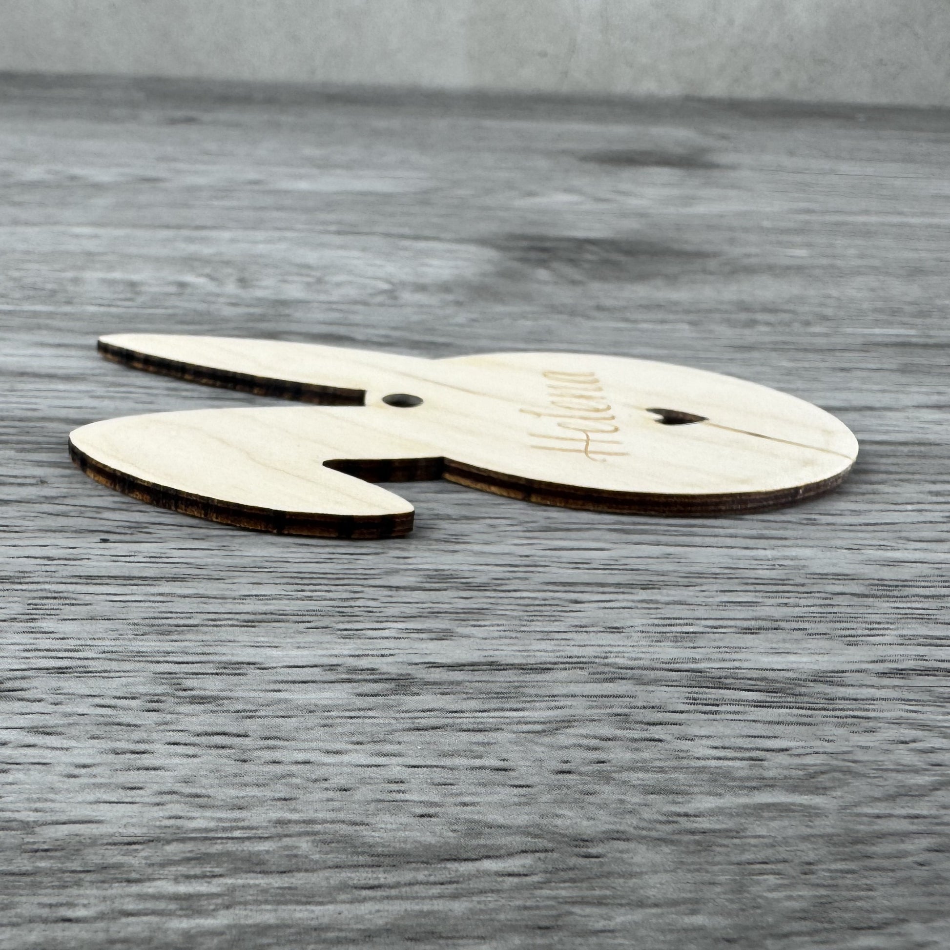 liegende Ansicht, Seite - Osteranhänger Hasenohren, mit Name personalisiert, Anhänger für Osterkörbchen, Osternest namentlich kennzeichnen, Geschenkanhänger oder als Platzdeko auf einem Osterbrunchtisch, einem österlich gedeckten Tisch